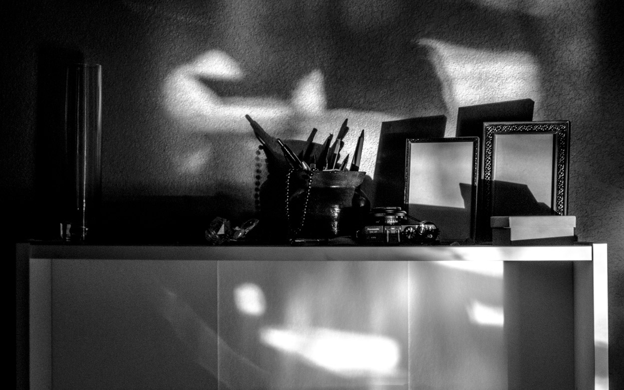 Shelf-Noir|©JamesECockroft-20140227