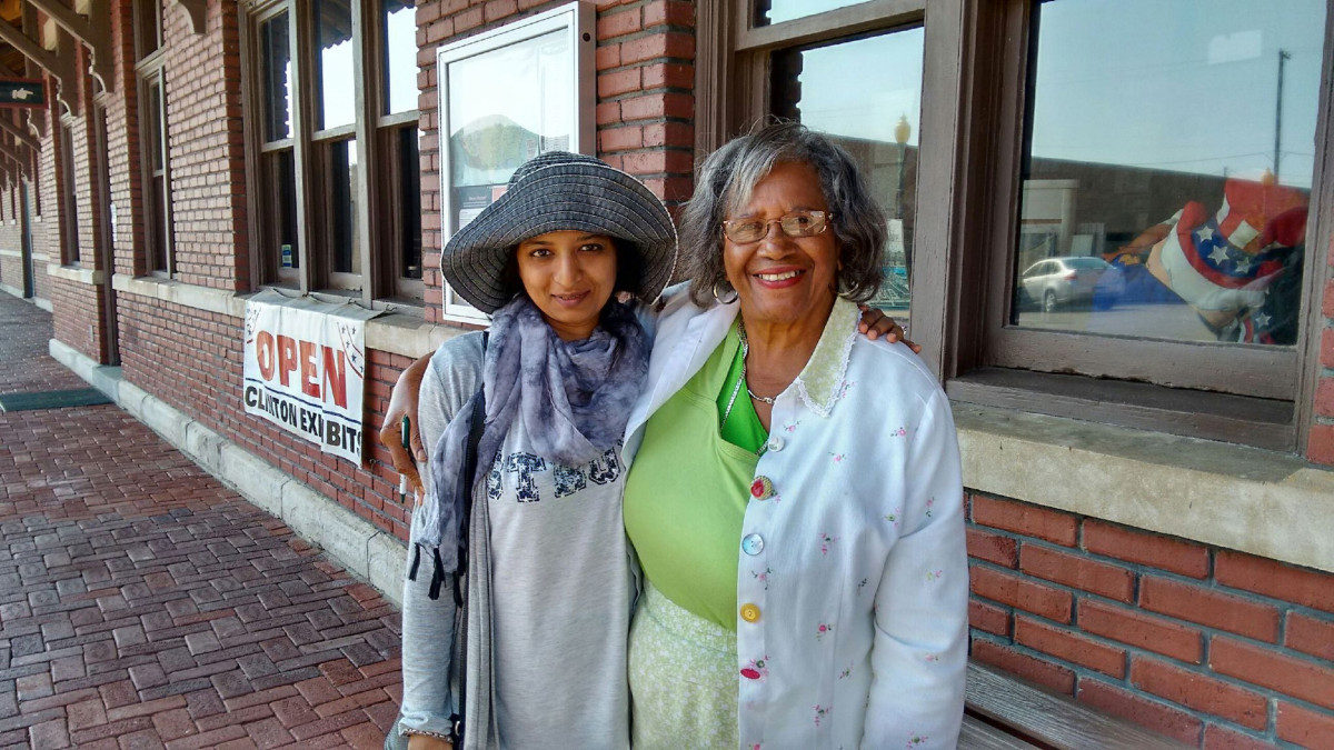 Hana with Ketty Lester 1731 © JamesECockroft